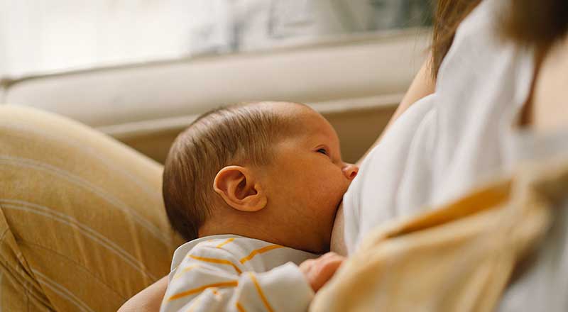 Clusterfeeding beim Baby: Warum es ständig stillen will – und was Du tun kannst