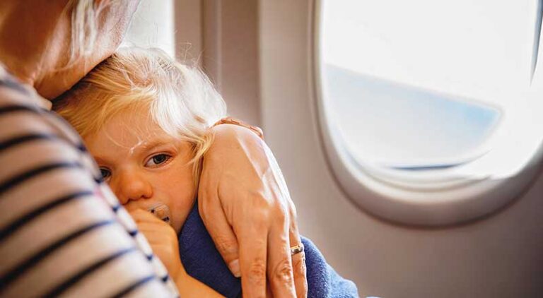 Fliegen oder Autofahren mit Baby: So bleibt die Reise entspannt