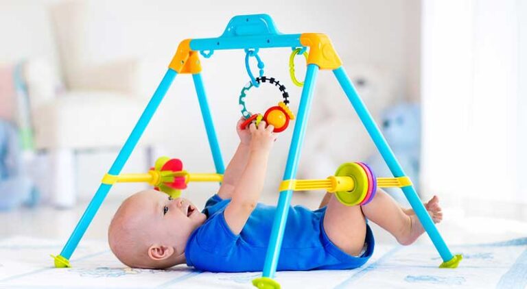 Greifen, Staunen, Lernen – Warum ein Spielbogen so wichtig für Babys Entwicklung ist